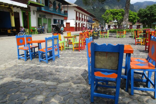 jardin-colombia-colourful-chairs